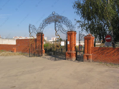 Центральные ворота Левобережного кладбища